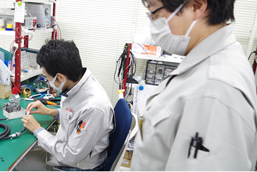 製造現場で作業する社員