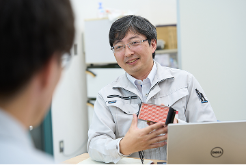 LED照明を手にインタビューに答える谷村雅史