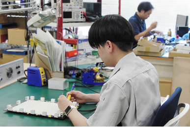 製造工程を担当するスタッフ