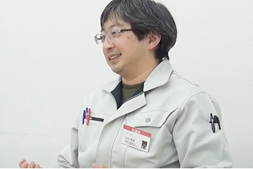 インタビューに答える谷村雅史